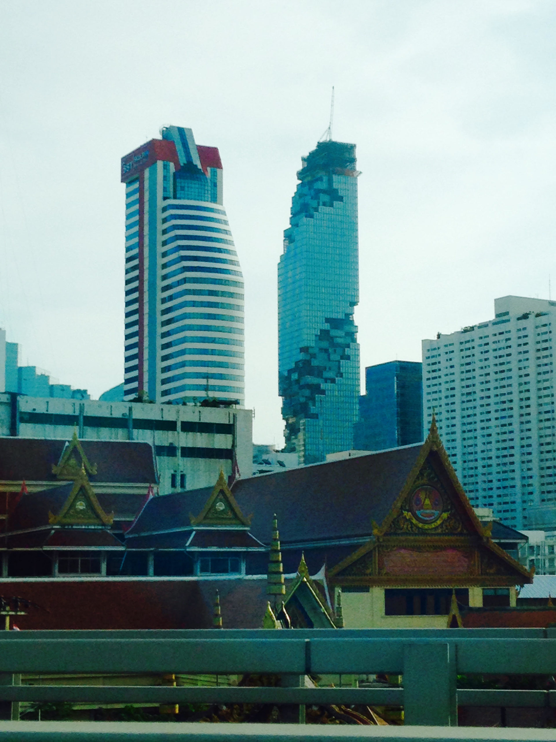 A_Buddhist_temple_and_Bkk's_tallest_skyscraper_-_12-18-15.jpeg