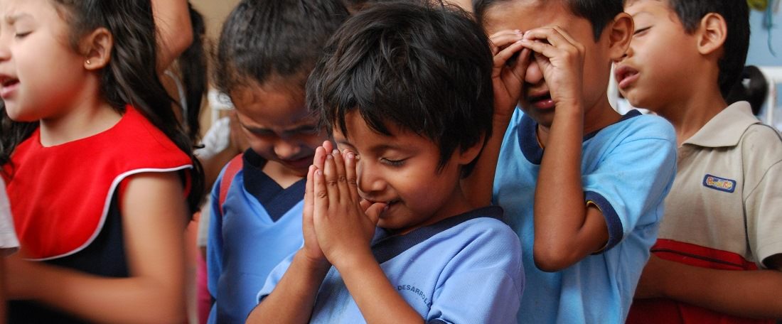 Children-praying-in-El-Salvador.jpg