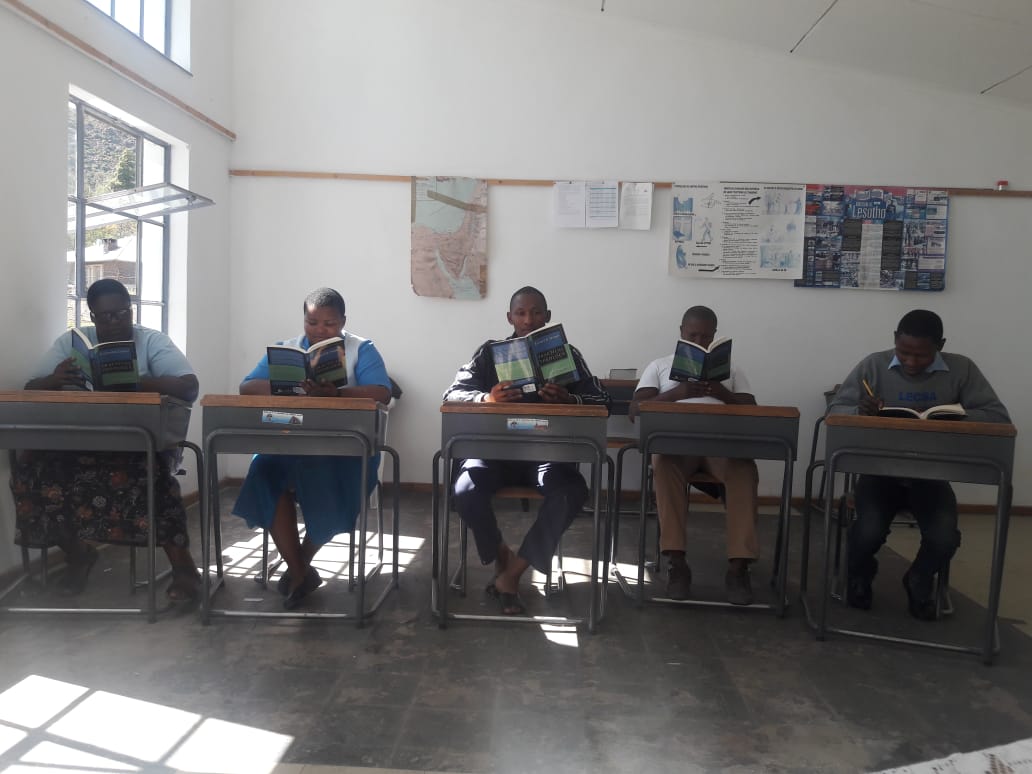 Lesotho_Mark_Knowles_MTS_2020_Graduating_Students_with_GM_textbooks.jpg